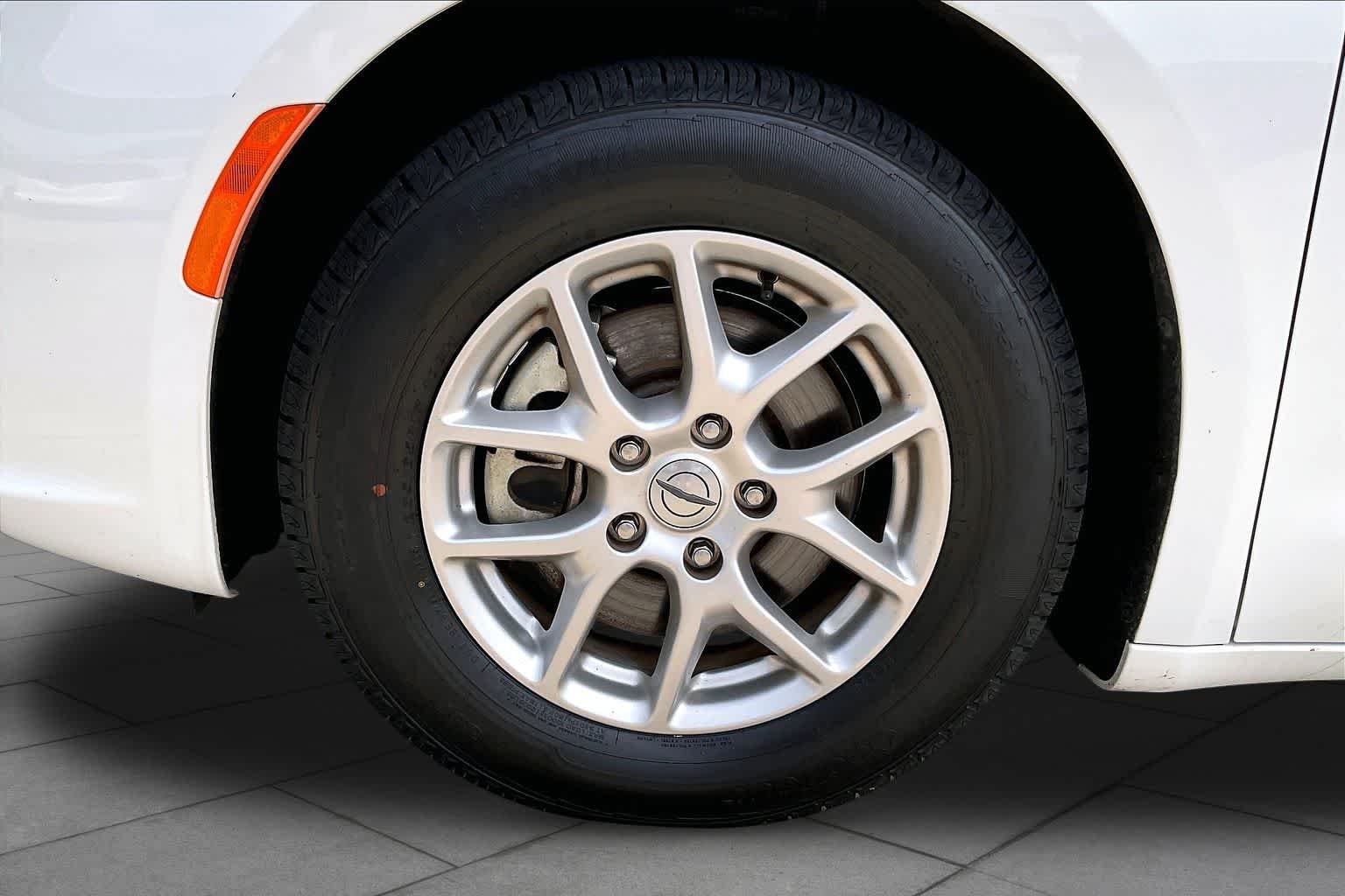 Used 2023 Bright White Clearcoat Chrysler Touring L image 19