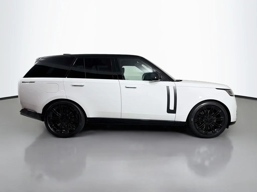 New 2026 Fuji White Land Rover SE image 4