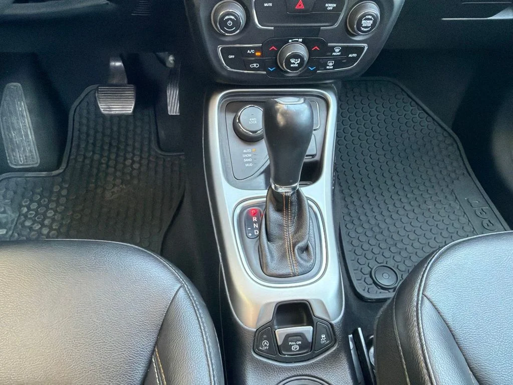 Used 2019 White Jeep Latitude image 12