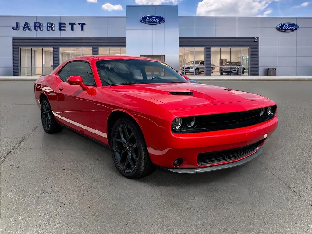 Used 2023 Red Dodge SXT image 1