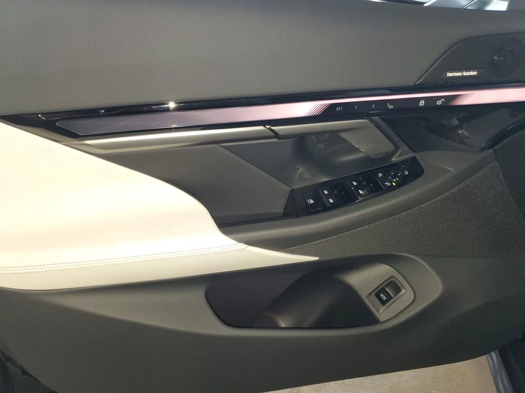 New 2027 Dk. BMW 530i image 14