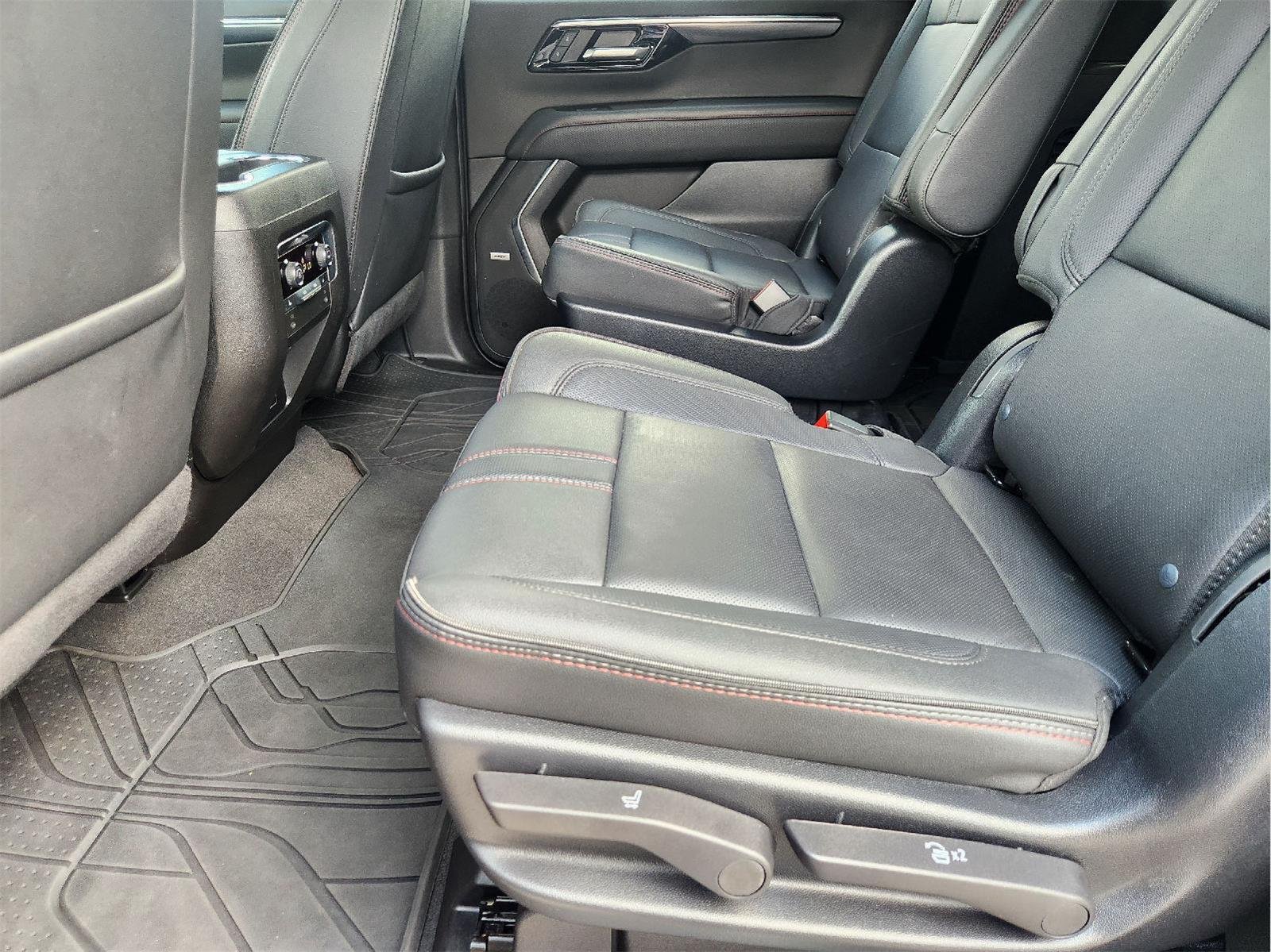 2025 Chevrolet Suburban photo 31 of 35