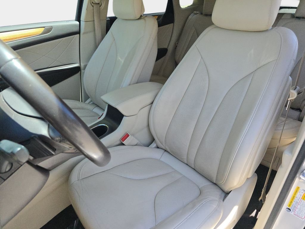 Used 2016 Silver Lincoln Select image 18