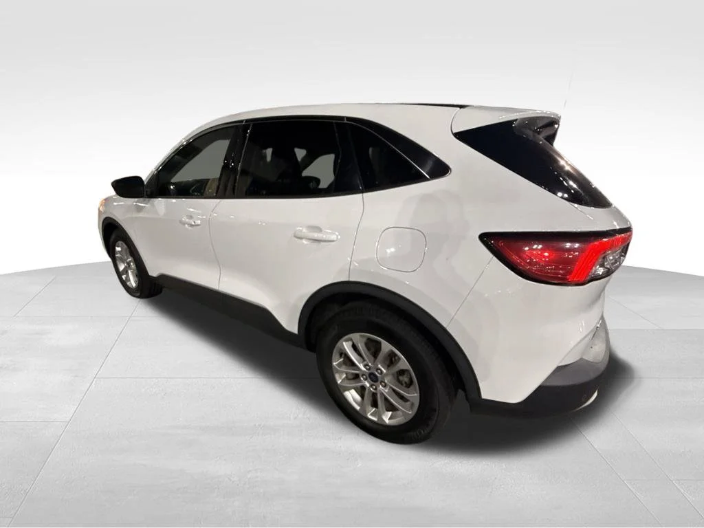 Used 2022 White Ford SE image 3