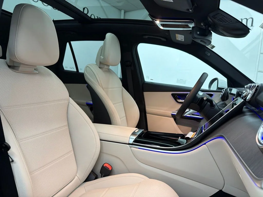 New 2027 White Mercedes-Benz GLC 300 image 32