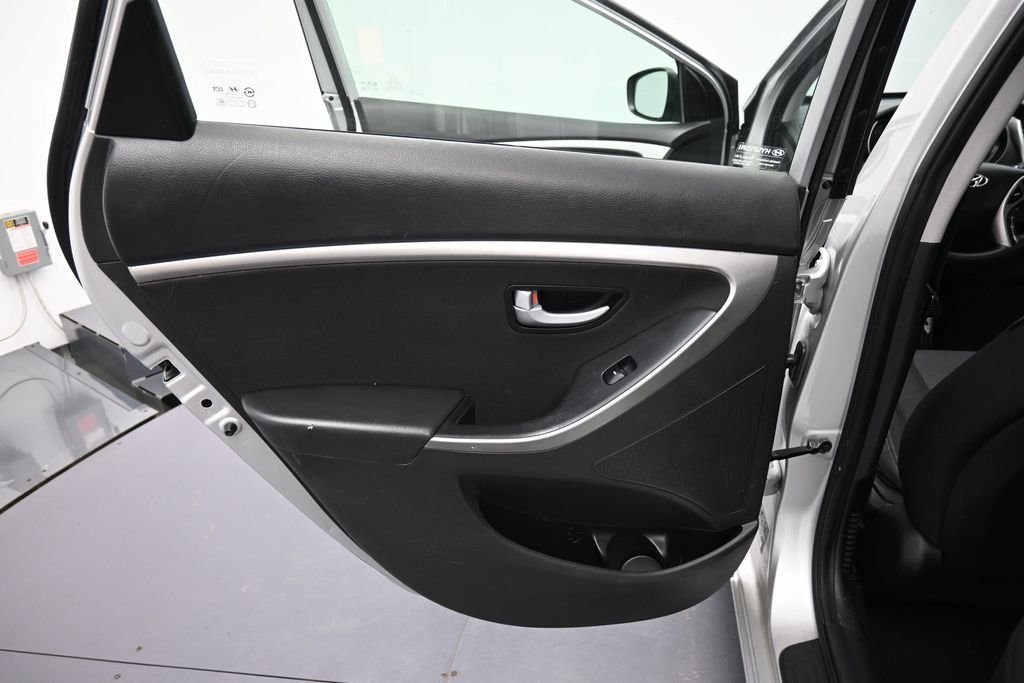 Used 2013 Shimmering Silver Metallic Hyundai Base image 25