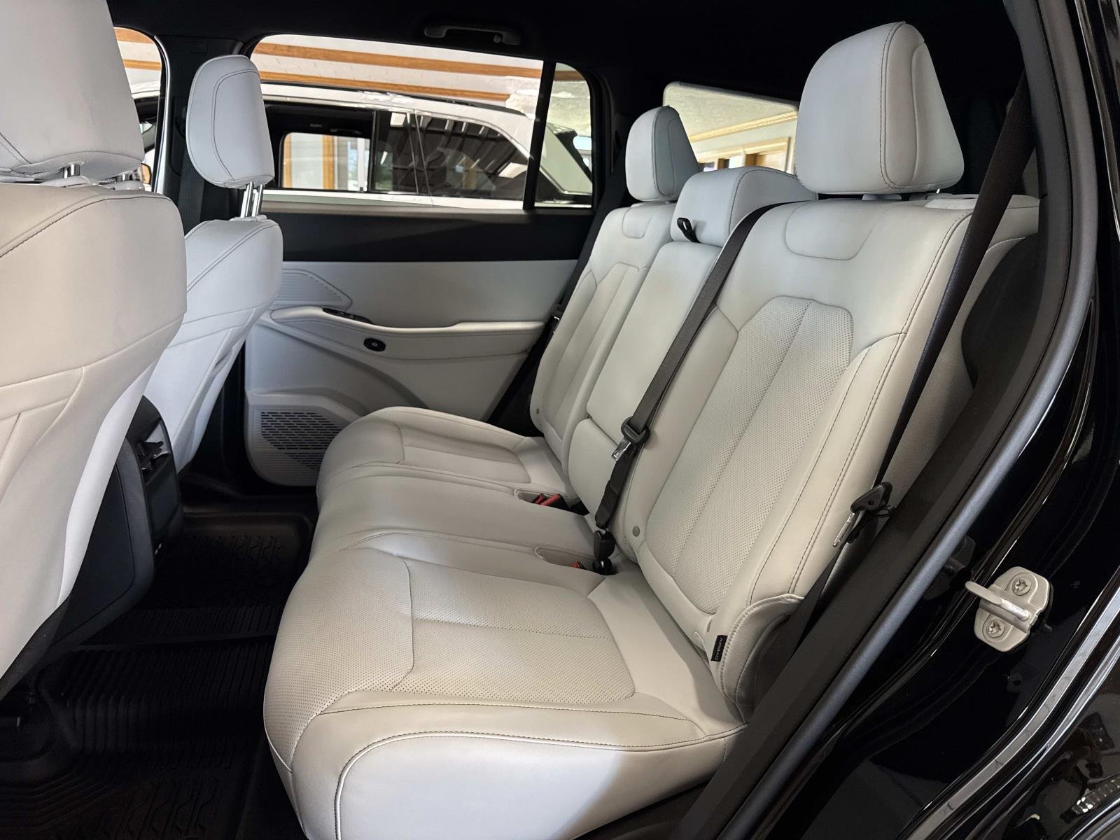 New 2026 Diamond Black Crystal Pearl-Coat Exterior Paint Jeep Limited image 7