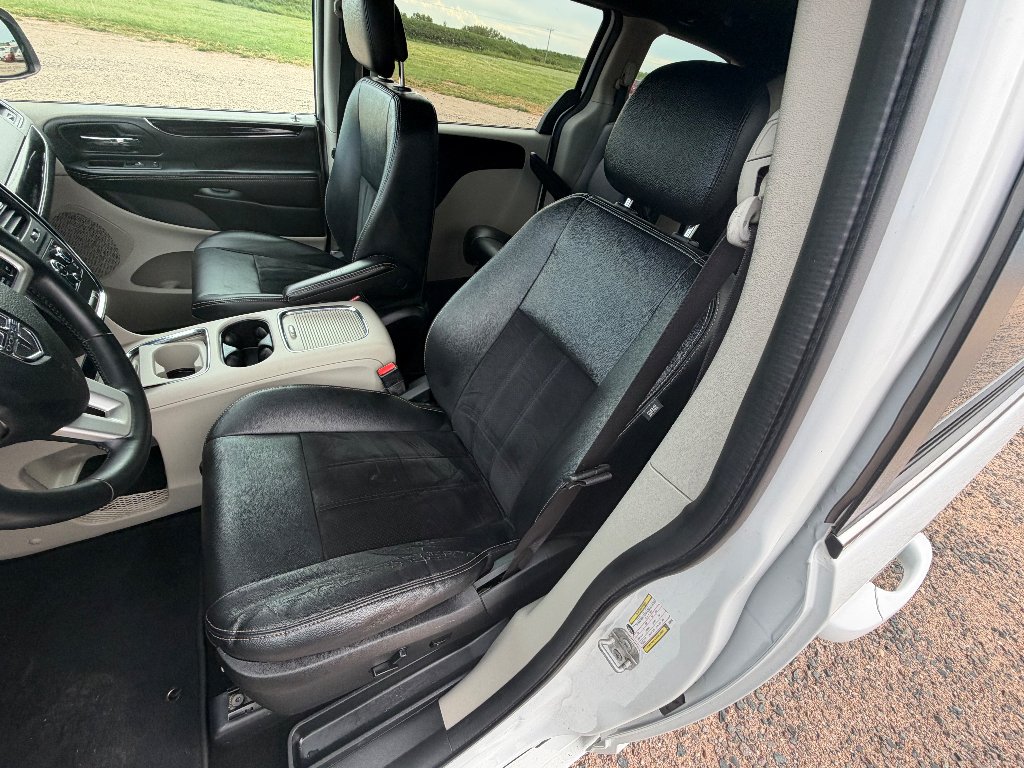 Used 2018 White Knuckle Clearcoat Dodge SXT image 9