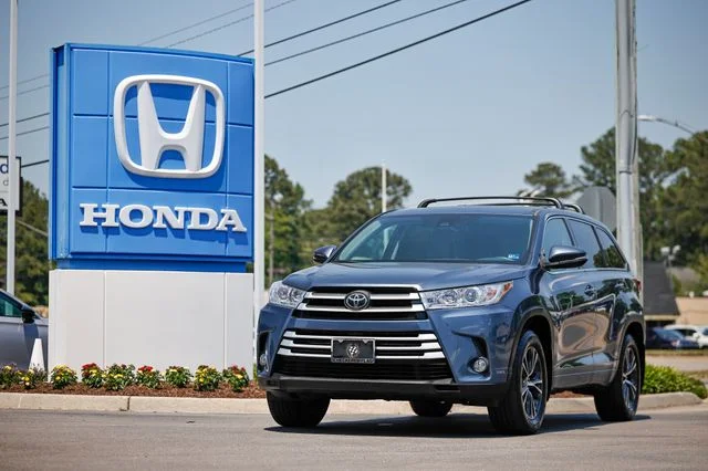 2017 Toyota Highlander LE Plus 4x4 V6's photo