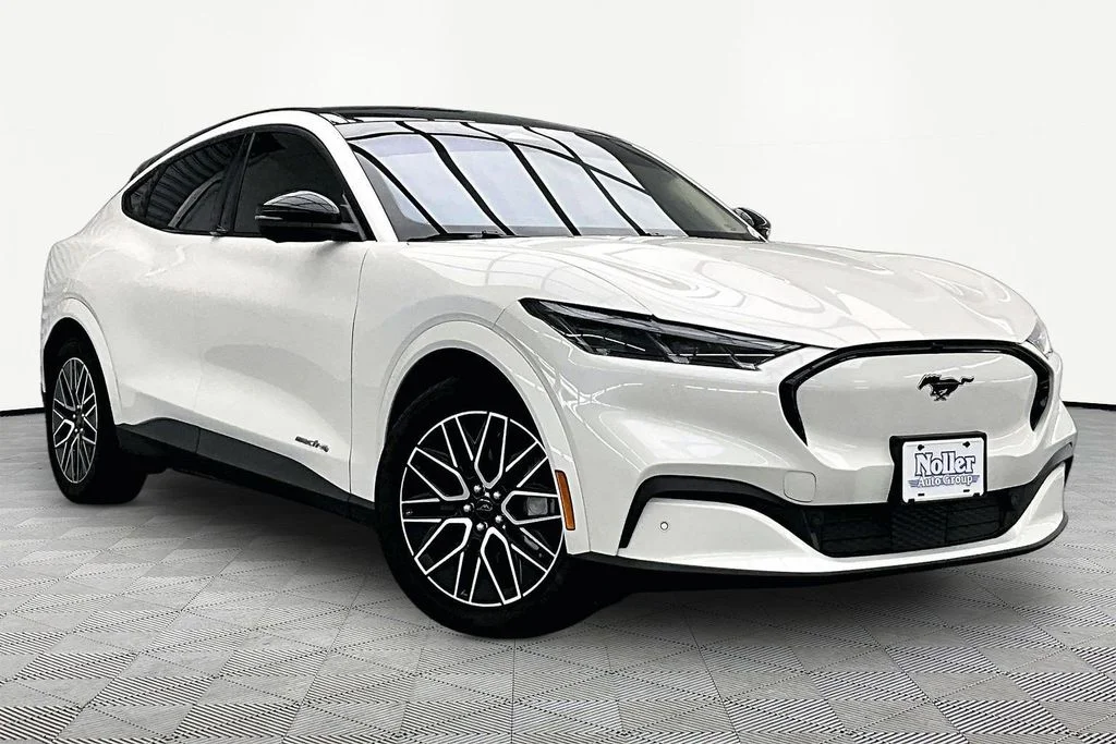 Used 2025 White Metallic Ford Premium image 12