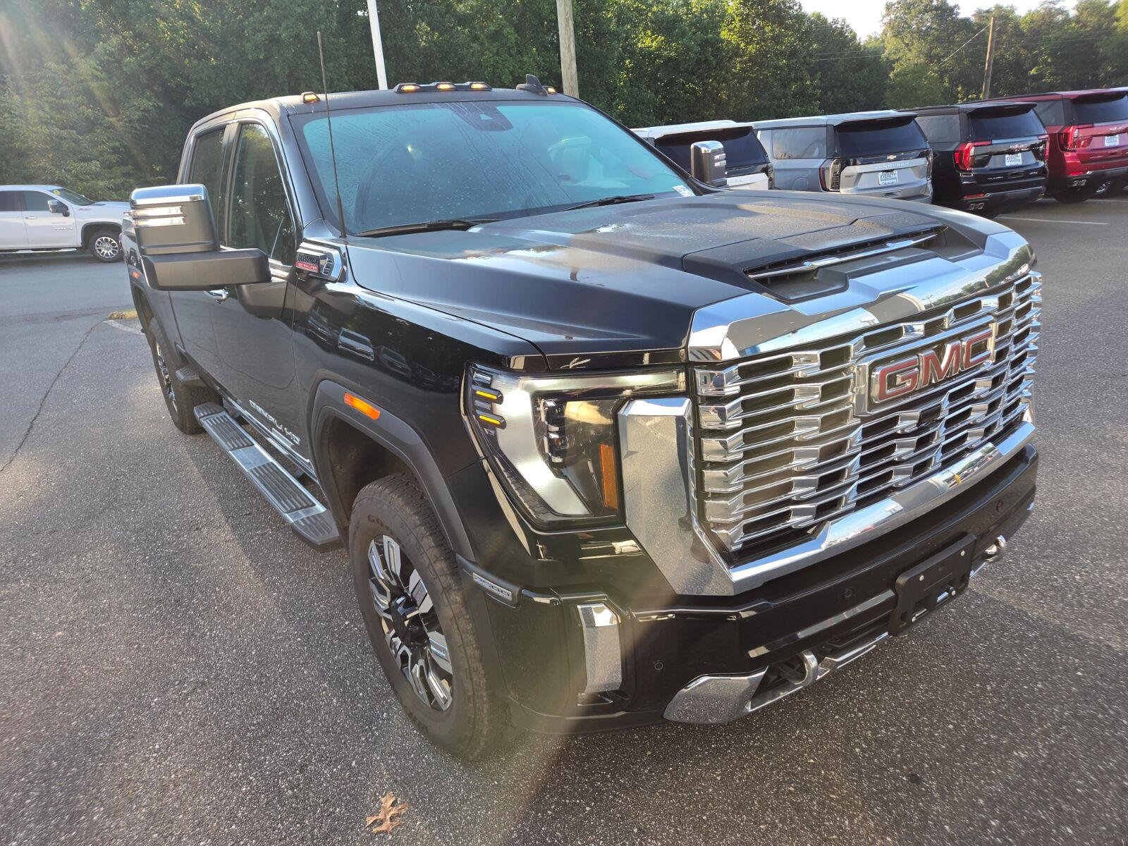 Used 2025 Onyx Black GMC Denali image 3