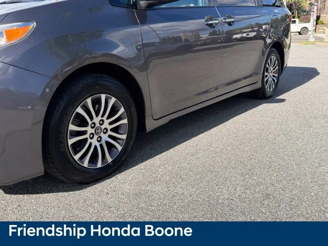 Used 2018 Gray Toyota XLE Premium image 9