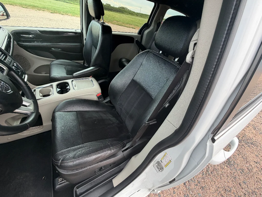 Used 2018 White Knuckle Clearcoat Dodge SXT image 9