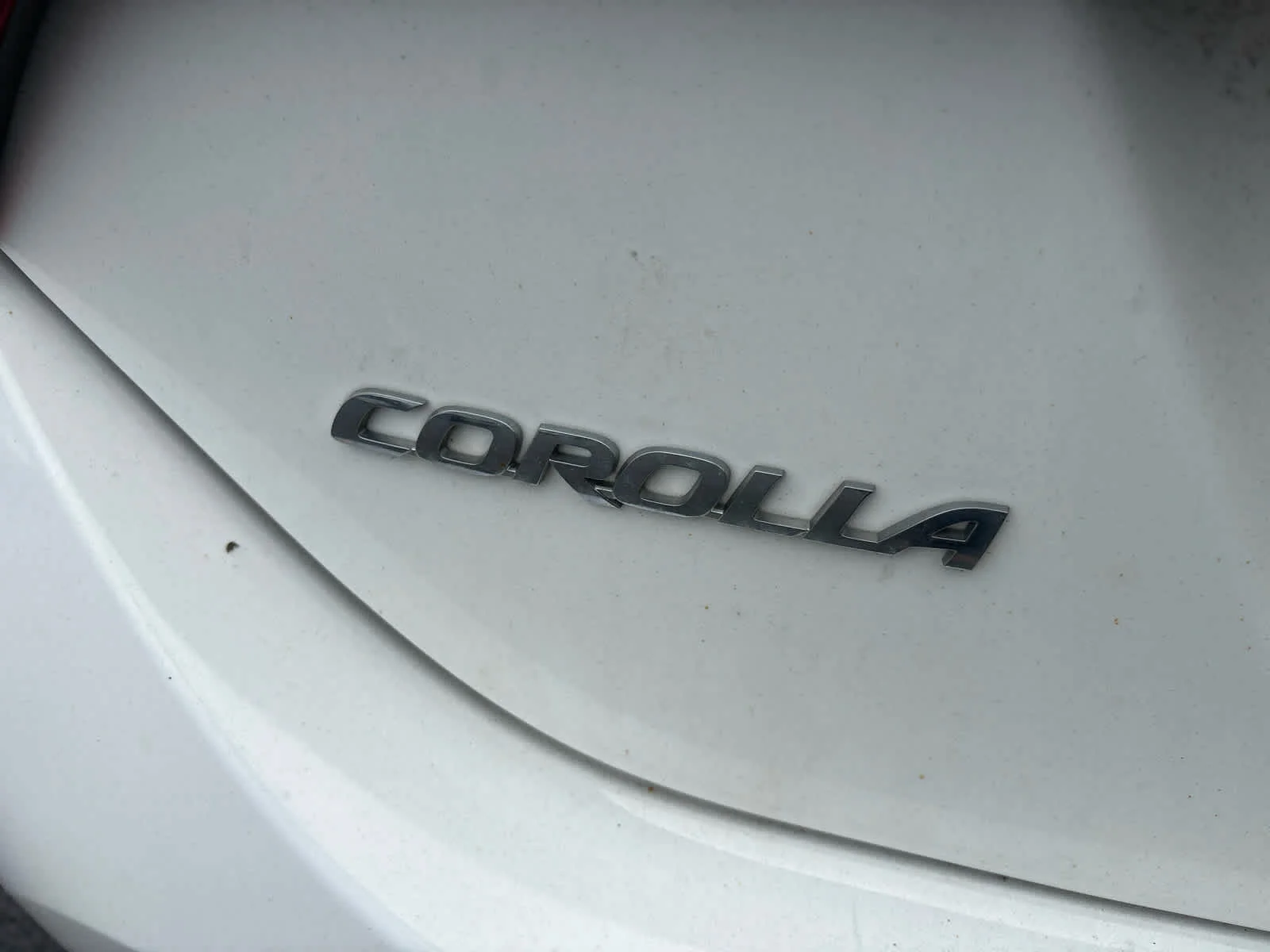 Used 2015 Super White Toyota LE image 18