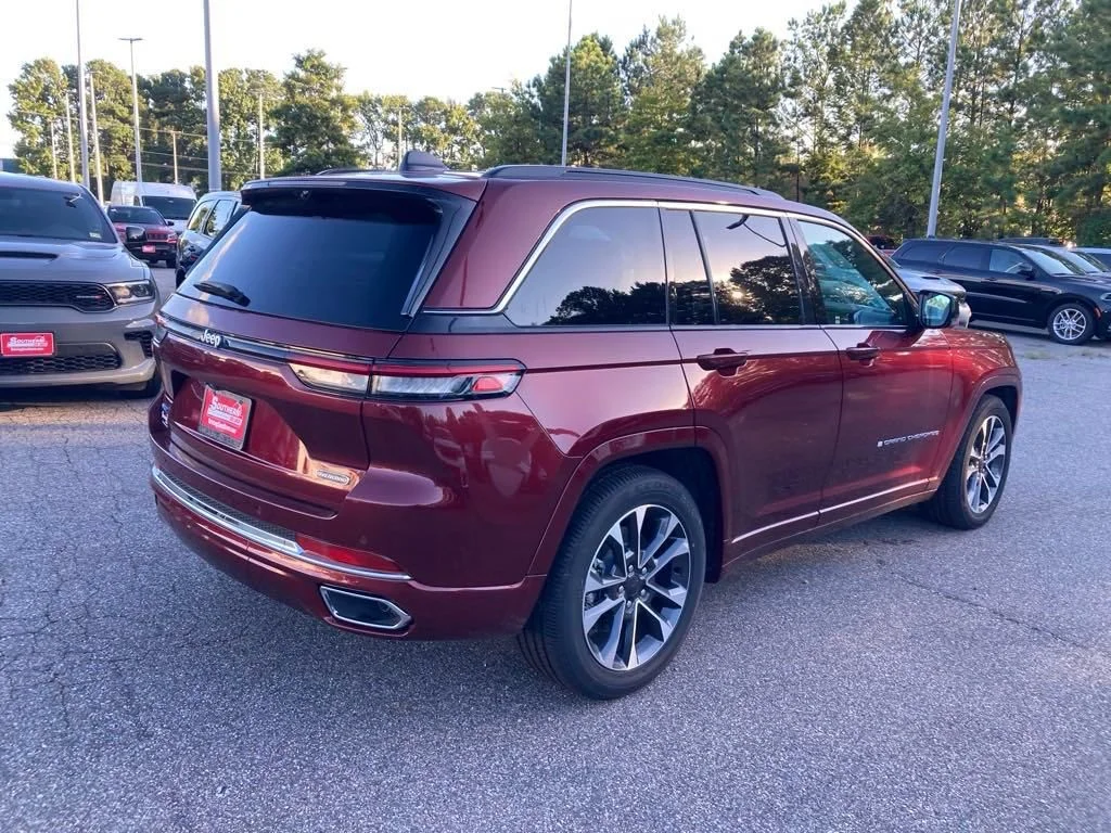 New 2024 Velvet Red Pearl-Coat Exterior Paint Jeep Overland 4xe image 5