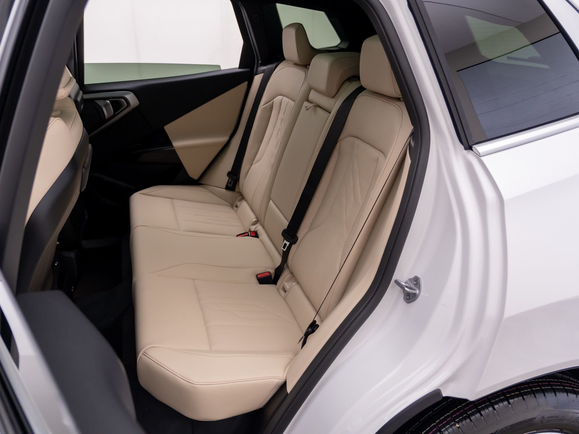 New 2026 Mineral White Metallic BMW 30 xDrive image 17