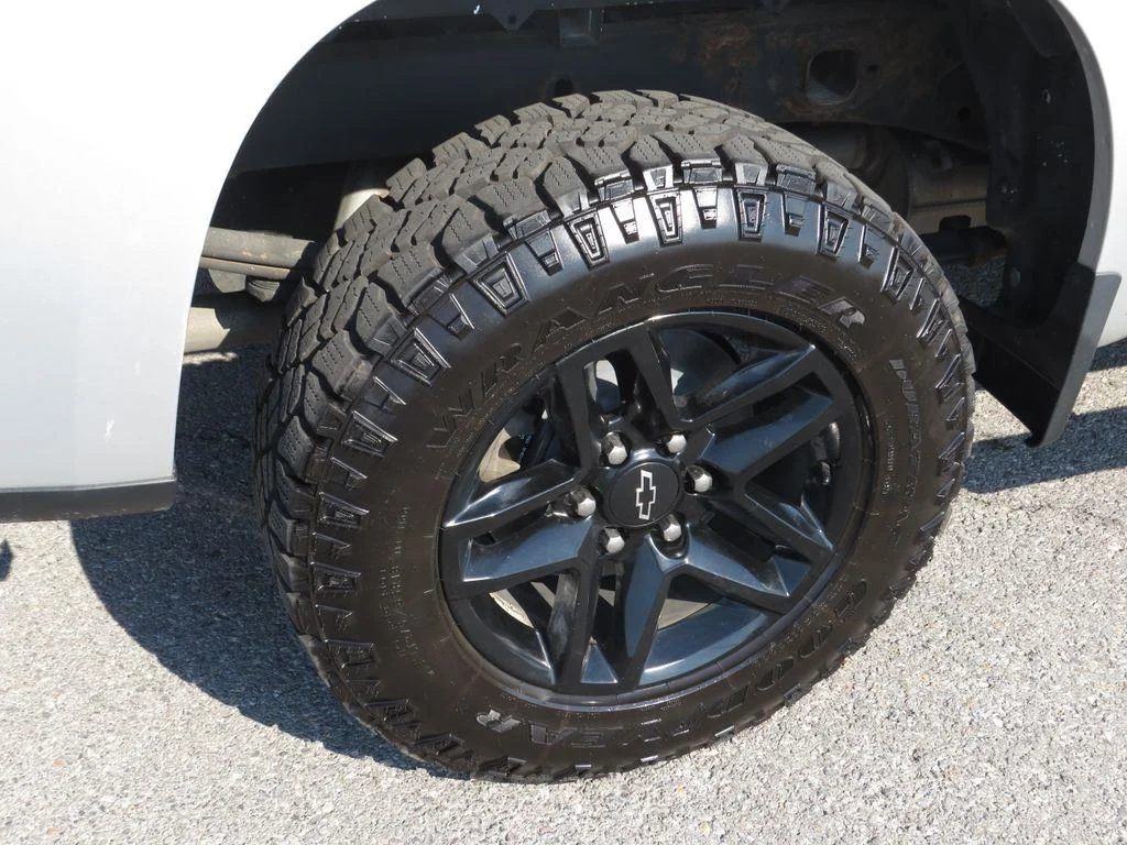 Used 2021 Silver Ice Metallic Chevrolet LT Trail Boss image 9