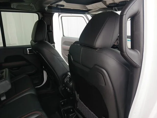 New 2026 Bright White Clear-Coat Exterior Paint Jeep Rubicon image 23