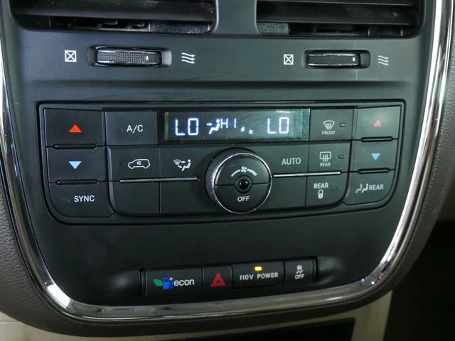 Used 2012 White Chrysler Touring image 28