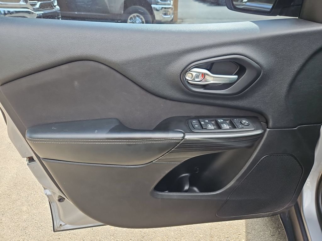 Used 2014 Billet Silver Metallic Jeep Latitude image 11