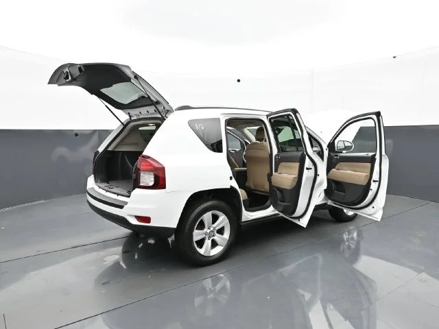 Used 2016 Bright White Clearcoat Jeep Latitude image 36