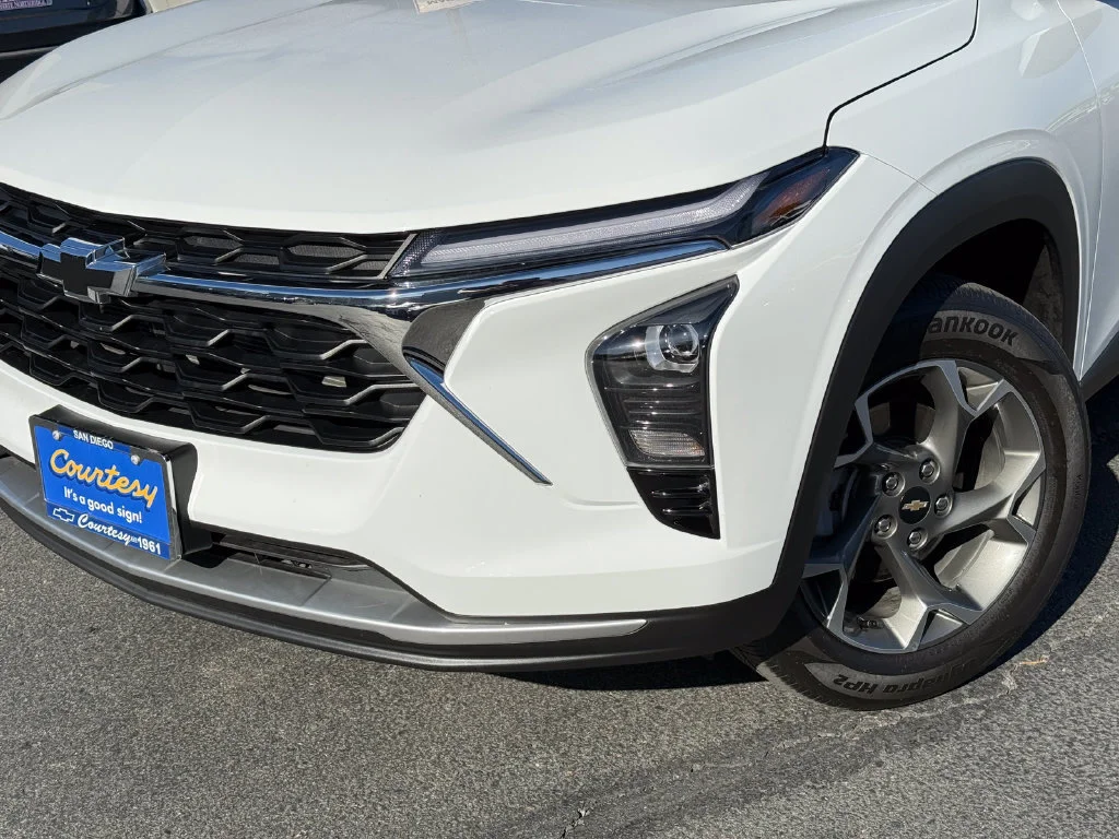 Used 2026 Summit White Chevrolet LT image 3