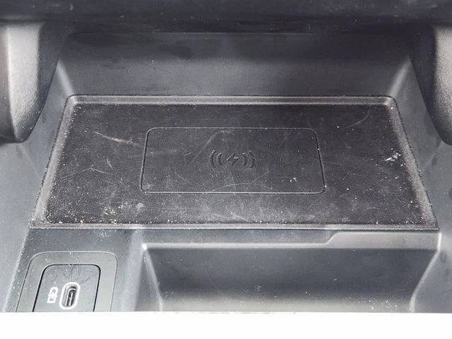Used 2025 Black Land Rover Dynamic SE image 17