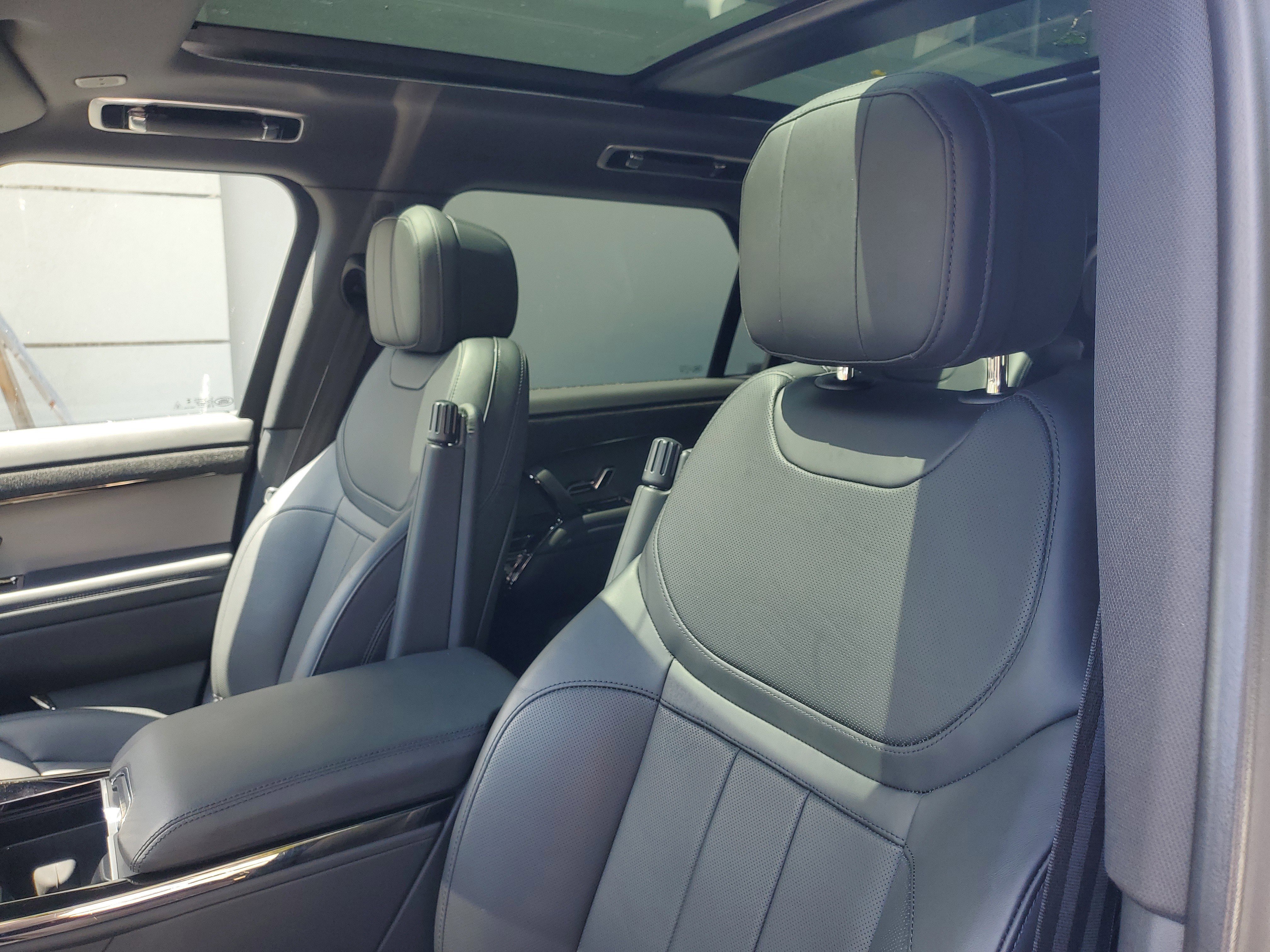Used 2025 Santorini Black Metallic Land Rover SE image 17