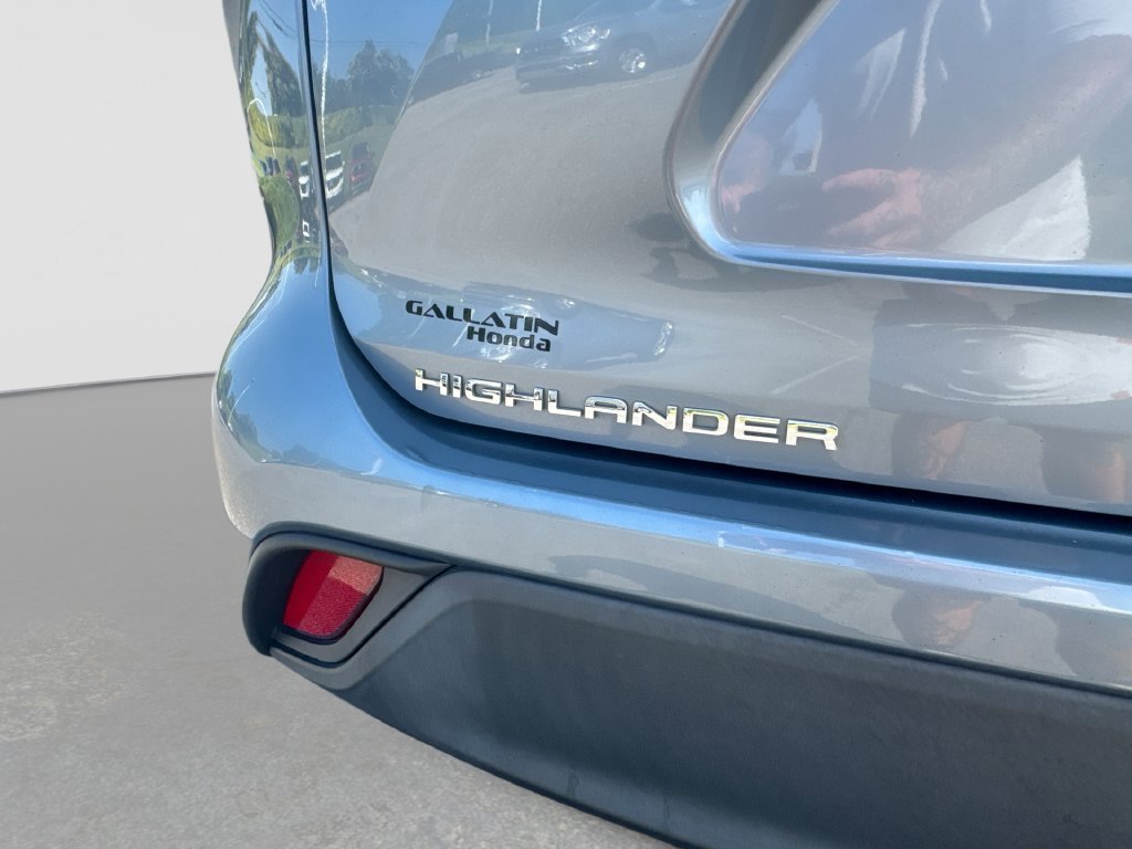 Used 2022 Moon Dust Toyota XLE image 18