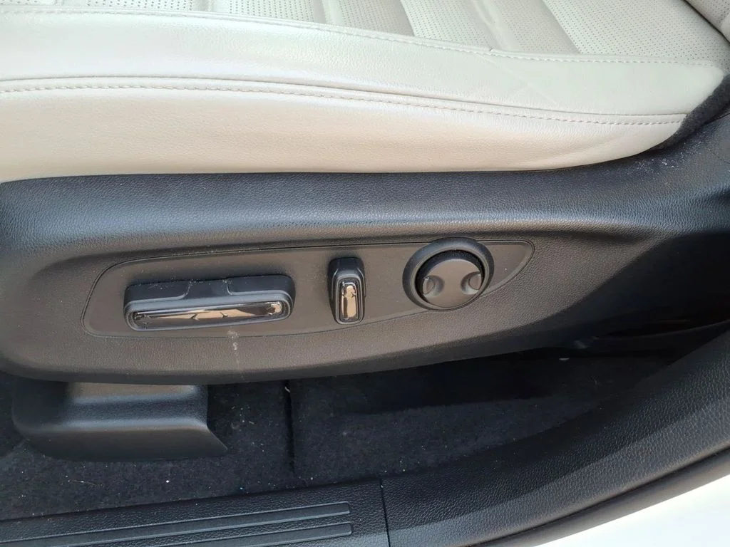 Used 2024 White Honda EX-L image 33