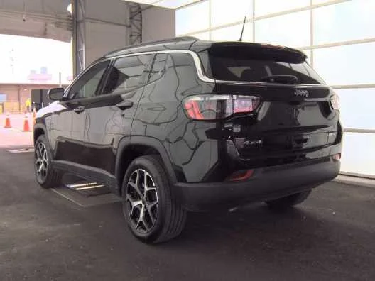 Used 2025 Diamond Black Crystal Pearlcoat Jeep Limited image 6