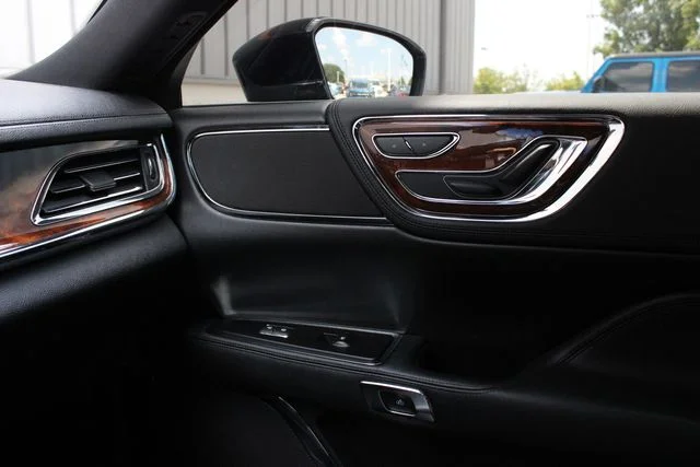 Used 2017 Black Lincoln Select image 20