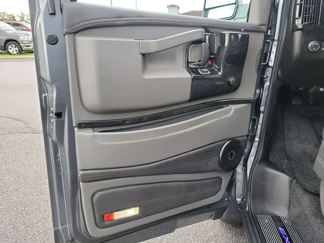 Used 2025 Special Exterior Color GMC Work Van image 9