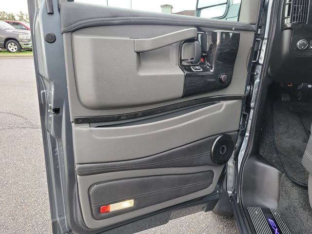 Used 2025 Special Exterior Color GMC Work Van image 9