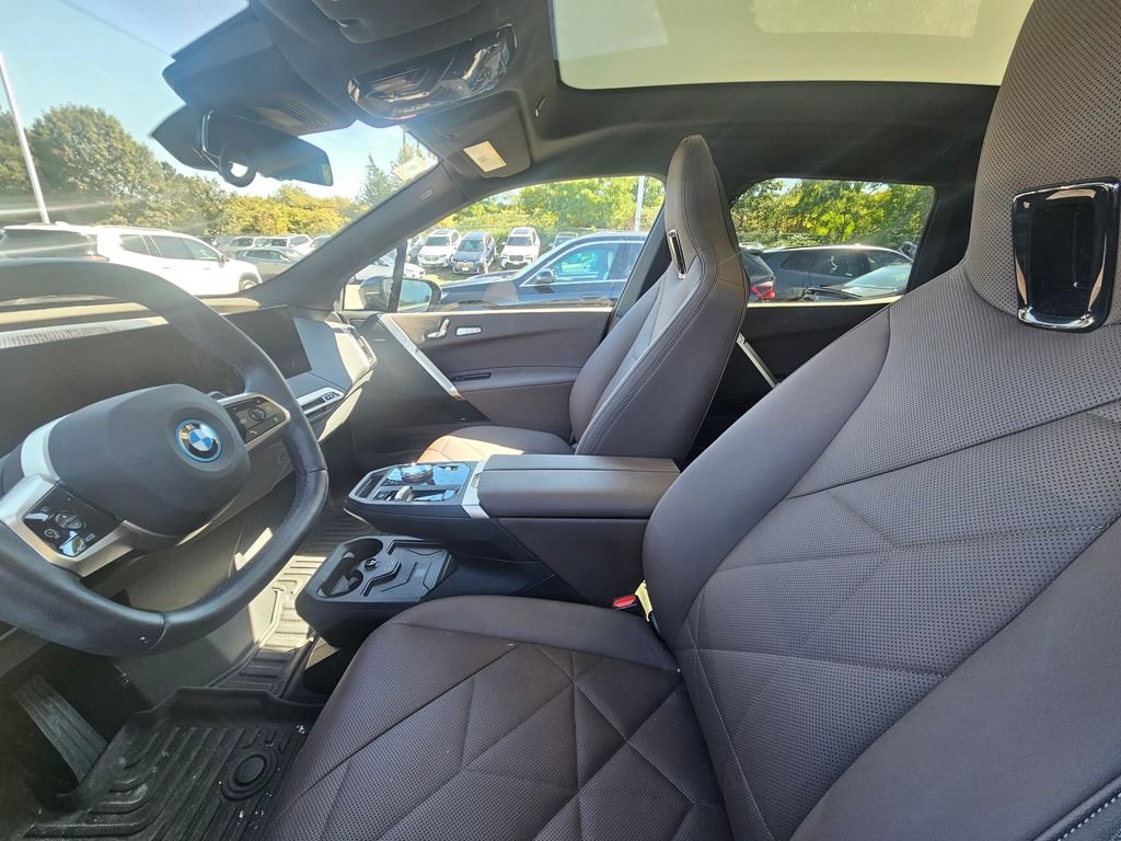 Certified Used 2024 Gray BMW xDrive50 image 4