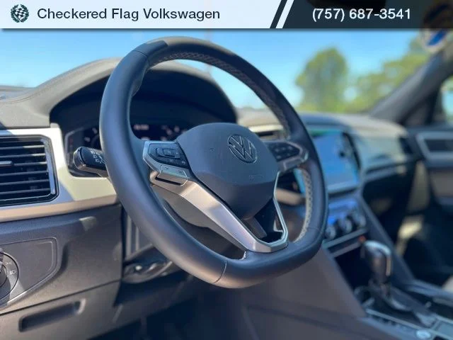 Used 2022 Deep Black Volkswagen 3.6L V6 SE w/Technology image 17