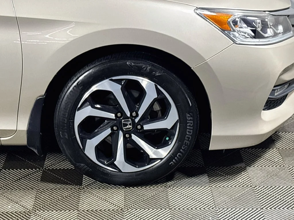 Used 2017 Champagne Frost Pearl Honda EX-L image 23
