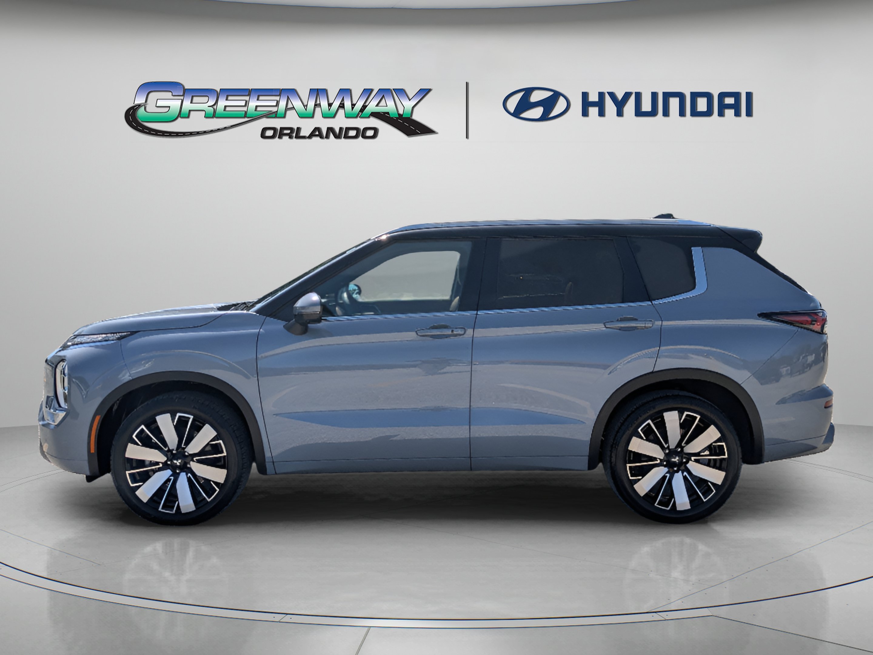Used 2025 Moonstone Gray Metallic/Black Roof Mitsubishi SEL image 5