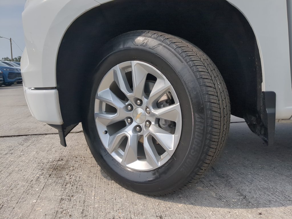Used 2023 White Chevrolet Custom image 31