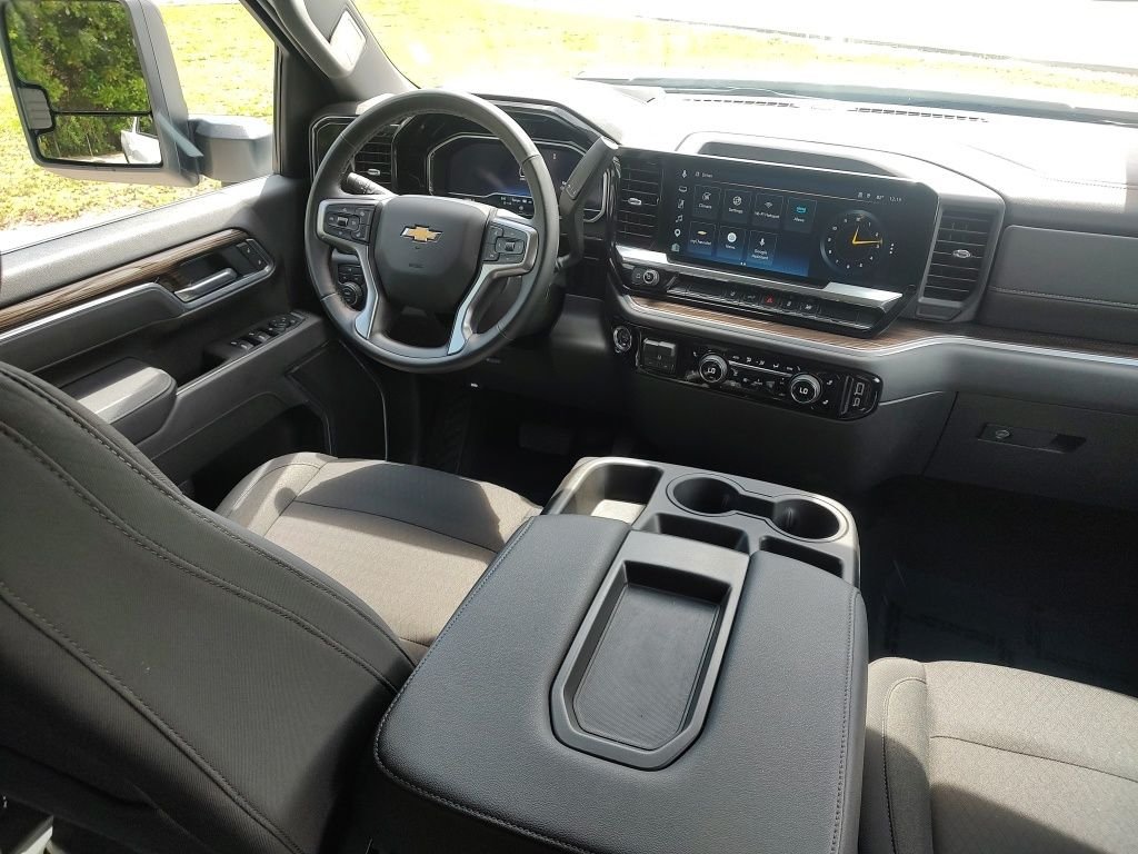 Used 2025 White Chevrolet LT image 9