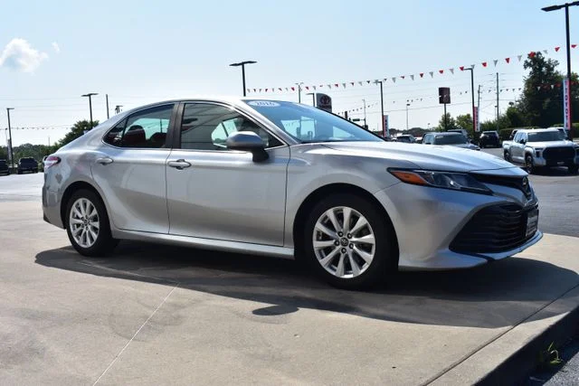 Used 2018 Silver Toyota LE image 4