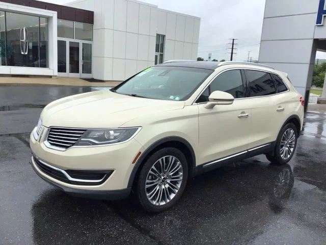 Used 2016 Platinum Dune Metallic Lincoln Reserve image 2