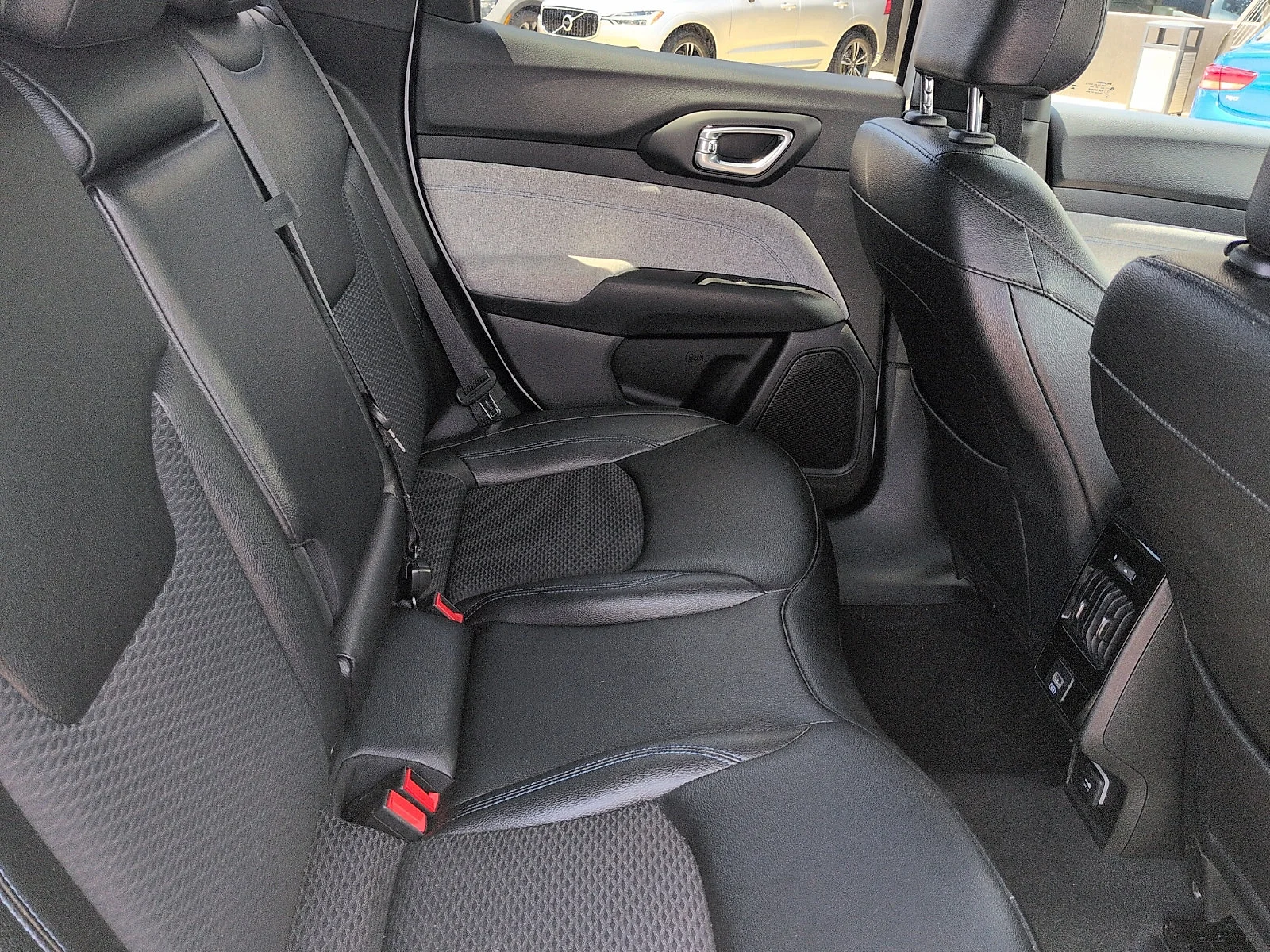Used 2024 Bright White Clearcoat Jeep Latitude image 8