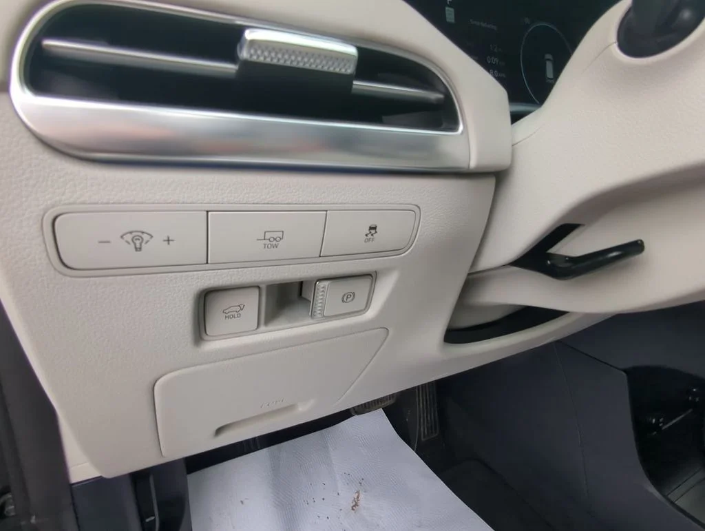 Used 2023 White Hyundai Calligraphy image 20