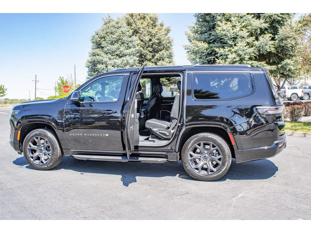 New 2026 HIGH GLOSS BLACK Jeep Limited Altitude image 21