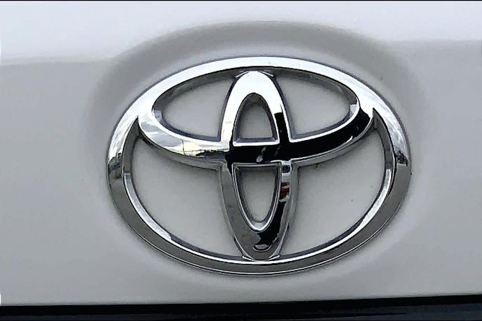 Used 2025 Ice Cap Toyota LE image 10