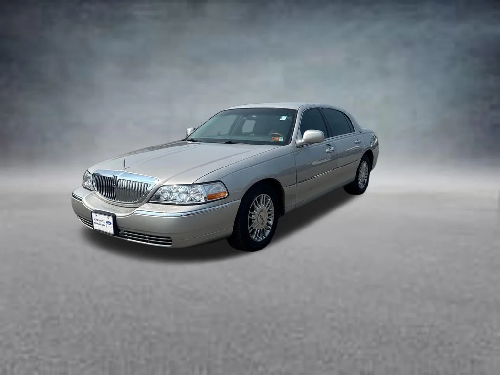 Used 2008 Lincoln Town Car Signature Limited with VIN 2LNHM82W98X651076 for sale in Morgantown, WV