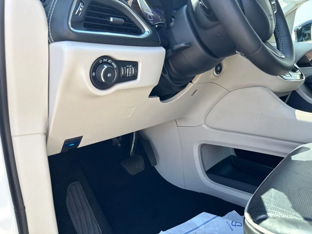 Used 2024 Bright White Clearcoat Chrysler Limited image 18