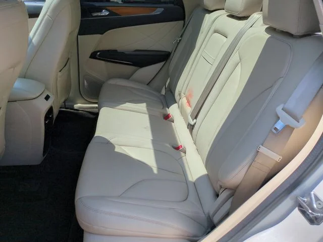 Used 2015 White Lincoln Base image 29