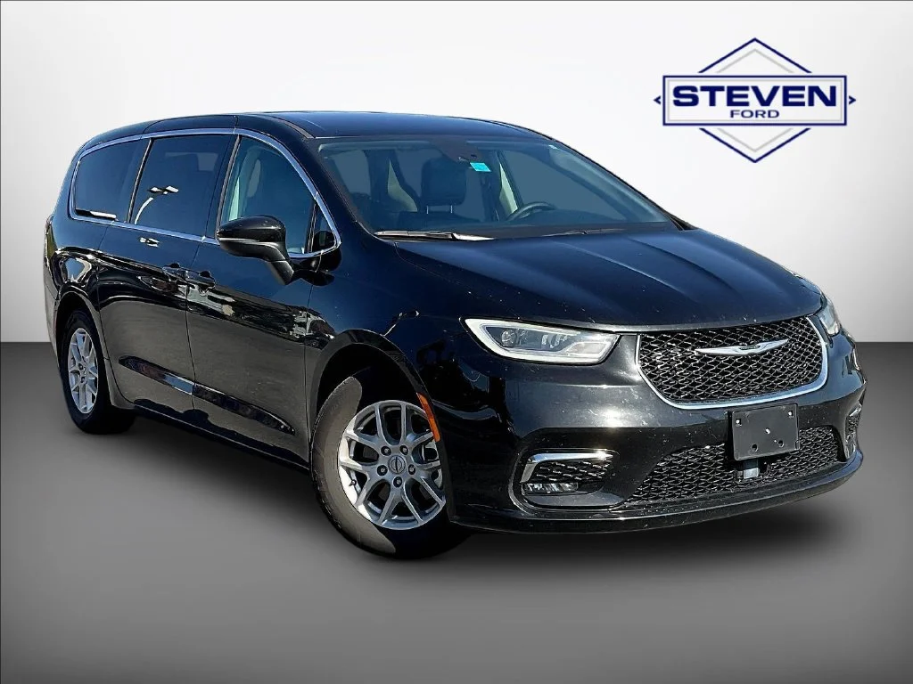 Used 2023 Black Chrysler Touring L image 1